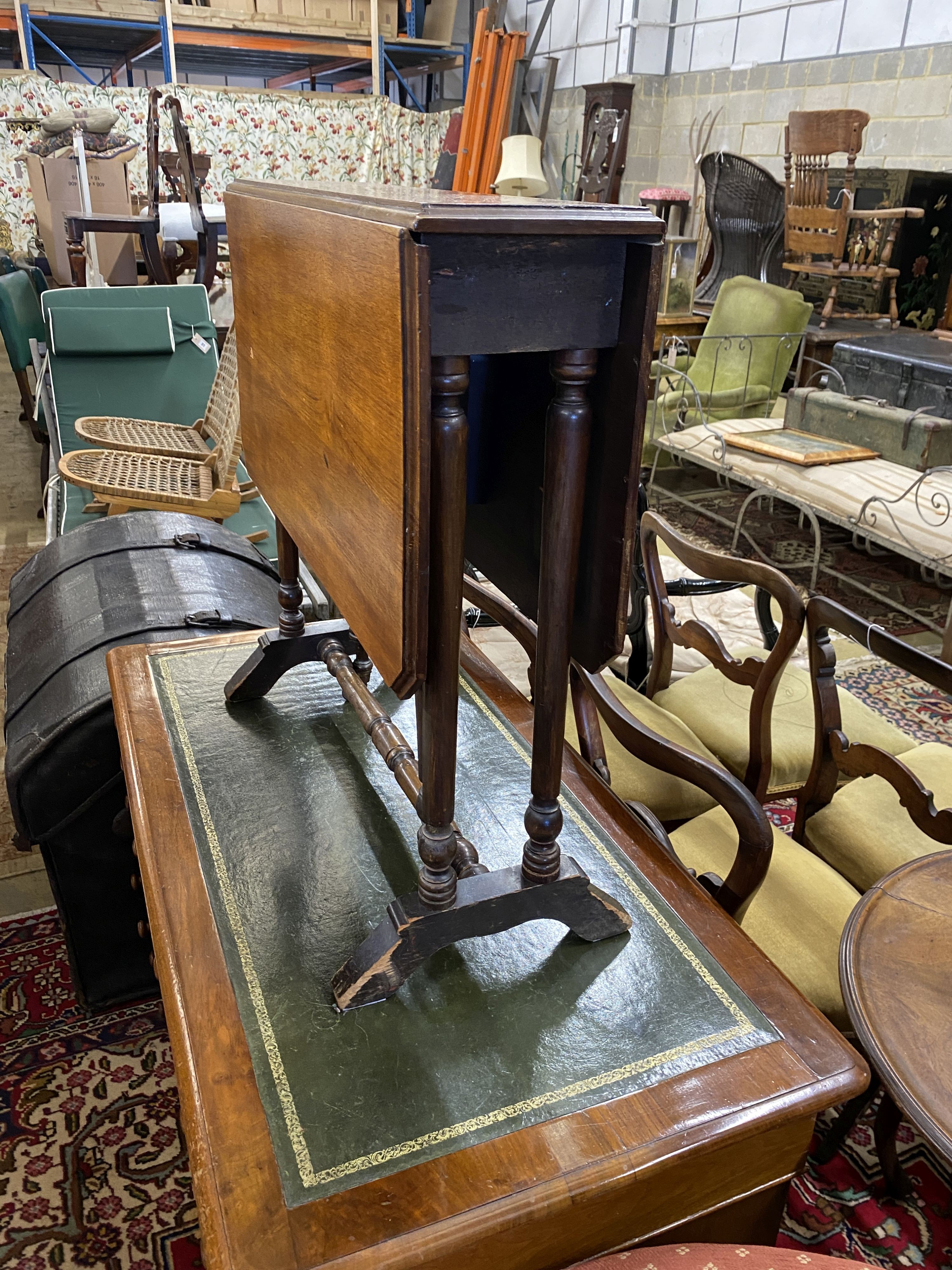 An Edwardian mahogany Sutherland table, width 68cm, depth 18cm, height 65cm